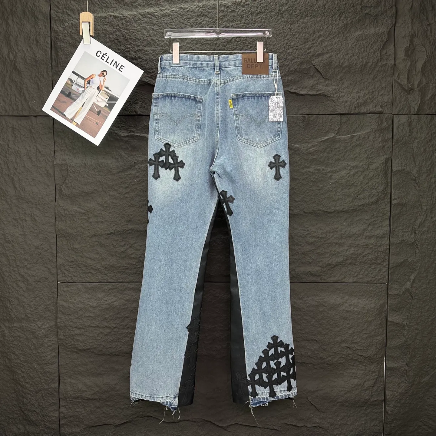 P290 GALLERY DEPT. Co-branded 2025 new multi-stitched cross patch leather couple style loose washed flared jeans 🔥High version🔥High version🔥 Top ceiling quality Styles with different washed textures are very friendly to people with thin legs and thick legs. The straight version is very flattering to the leg shape. Moderate length that never goes out of style, easy to match with casually, basic styling for various styles, a must-have in the wardrobe! The fabric is stiff but also makes the upper body soft without losing texture. The washing process is even more perfect. It is a must-have item for everyone! ! ! Washed wheat, hang tag, pants label, complete with three labels Color: light blue Size: 28, 30, 32, 34, 36 (five sizes)
